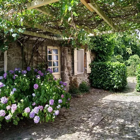 Charoul'hotes Et Roulotte Insolite Holiday home *